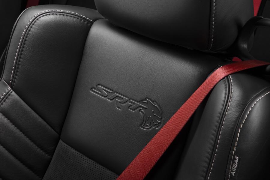 Детали интерьера Dodge Challenger SRT Hellcat Redeye Widebody (LC) 2018 года  (фото 15 из 48)